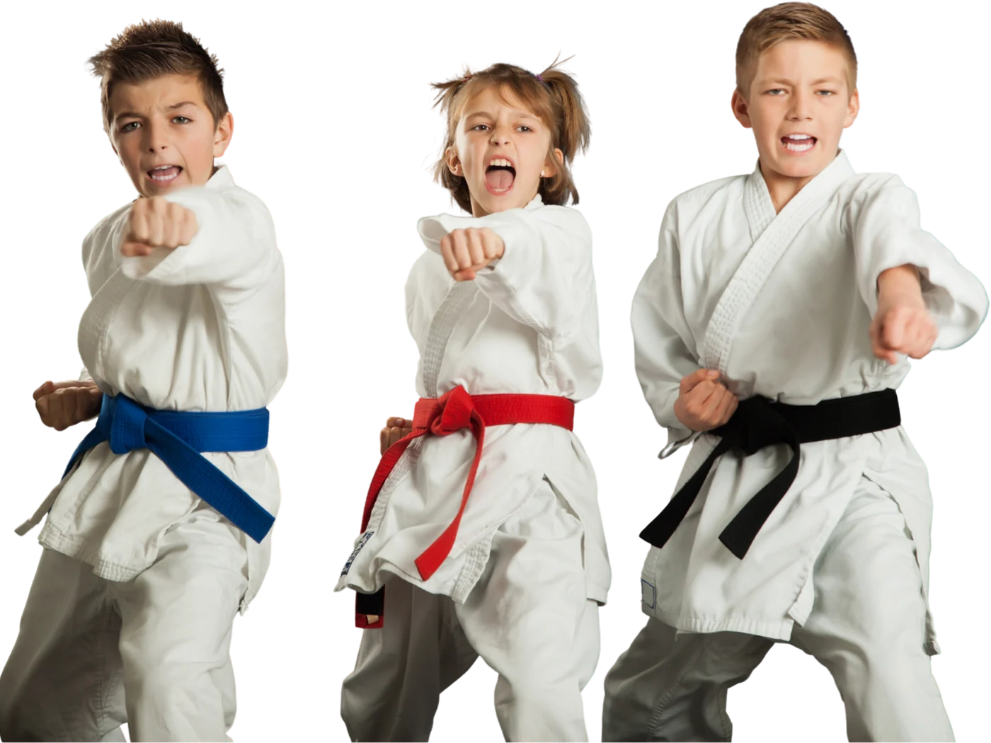 Tre giovani karateka in posizione di guardia